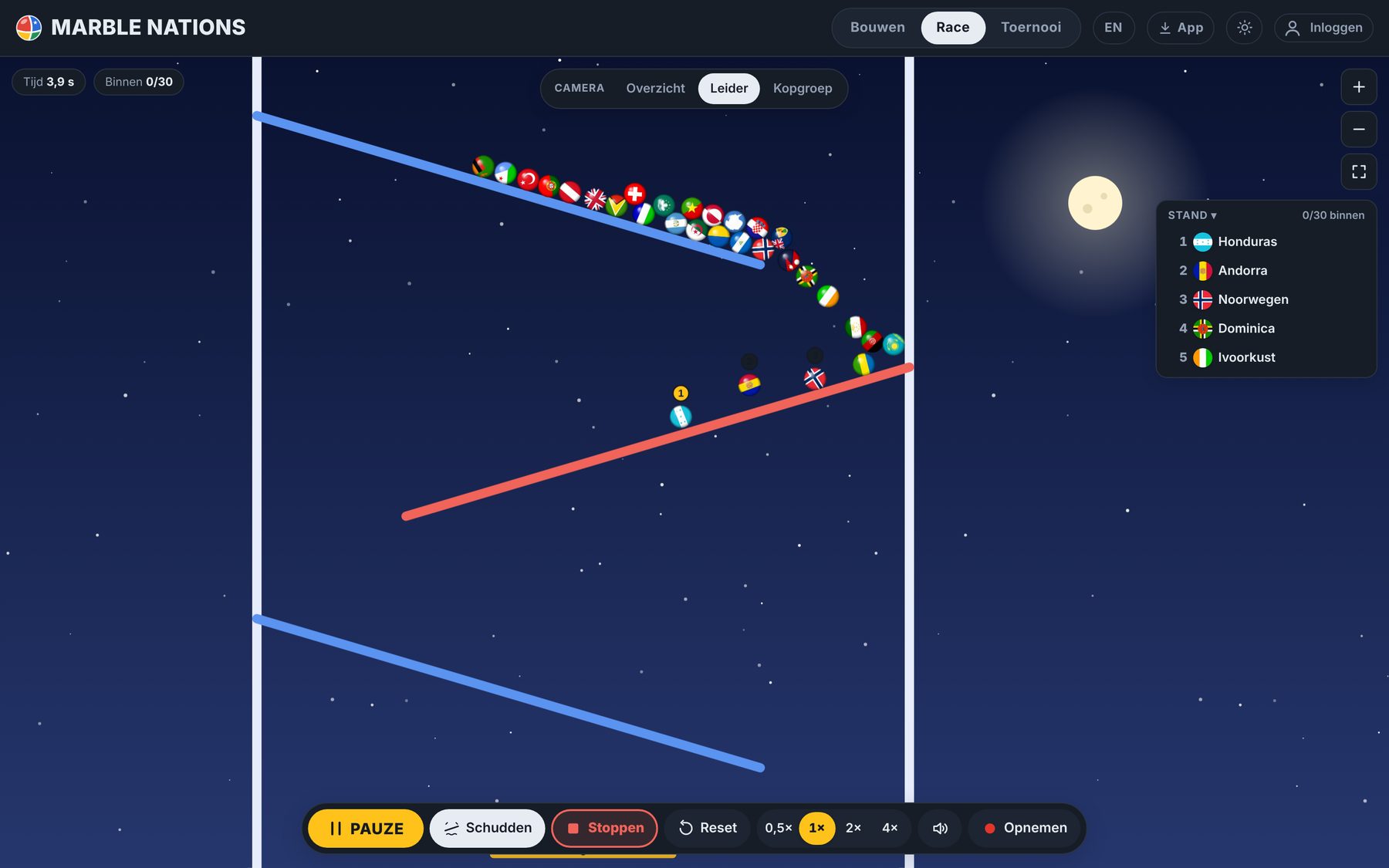 Een race bij nacht in Marble Nations, met de live stand rechts in beeld